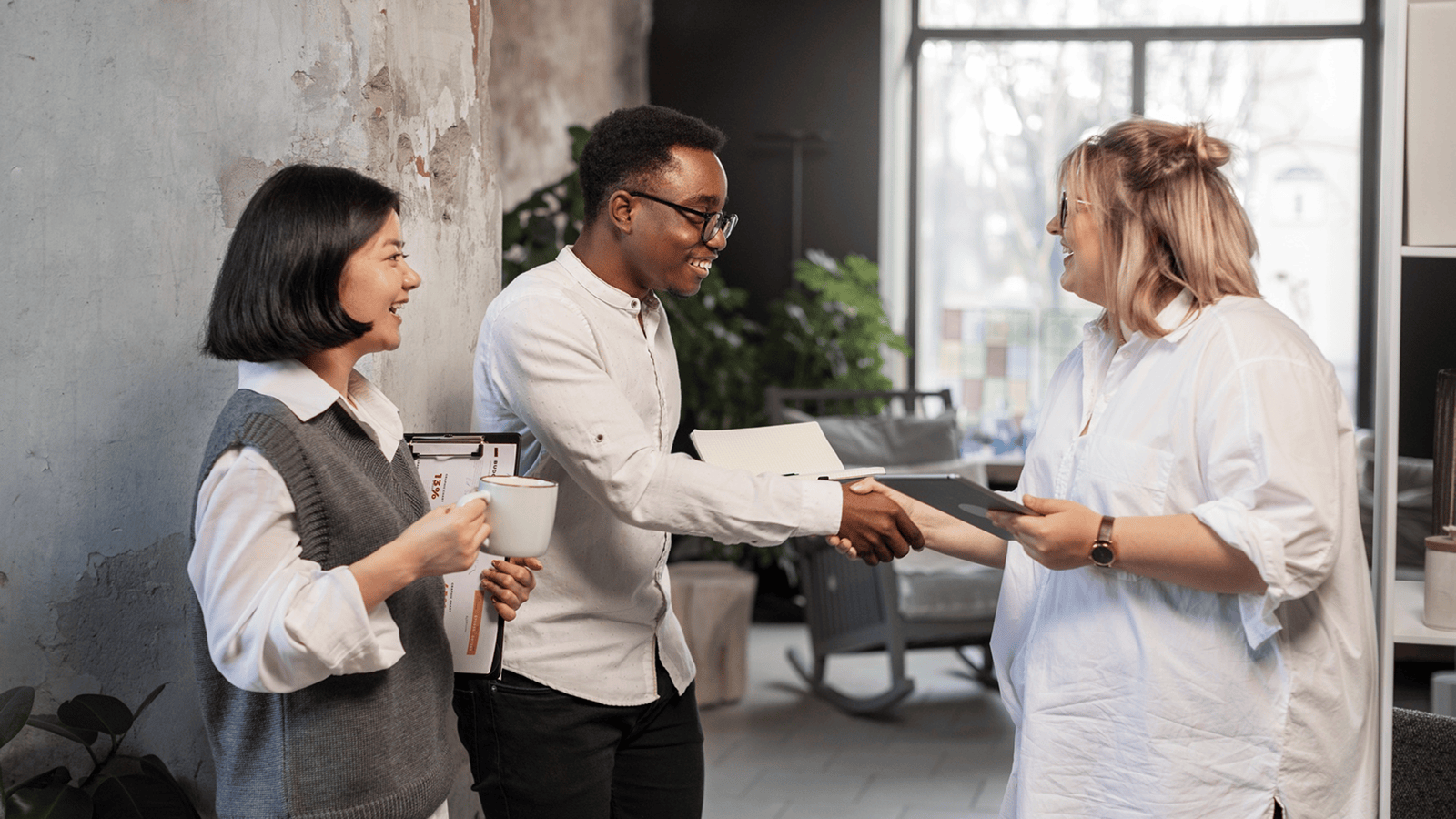 New Employee Onboarding Checklist: 13 Steps to Set New Hires Up to Stay